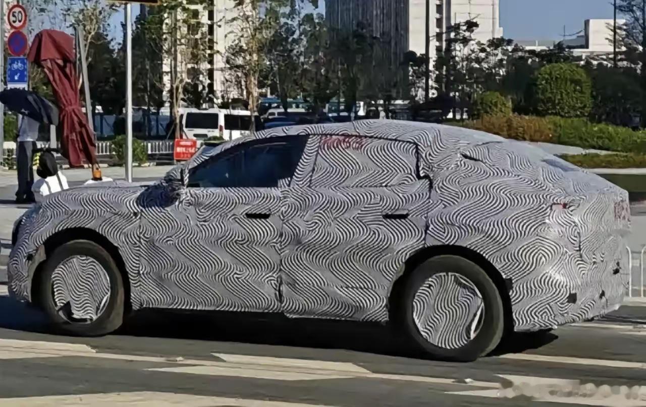 最近，小鹏MONA系列的首款SUV谍照曝光了，简单说，这就是一台瞄准家用市场的运