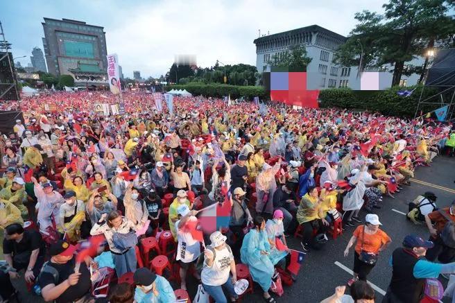 国民党选前之夜凯道登场，蓝营大咖轮番上阵，主办单位喊出已破10万人涌入。韩国瑜也