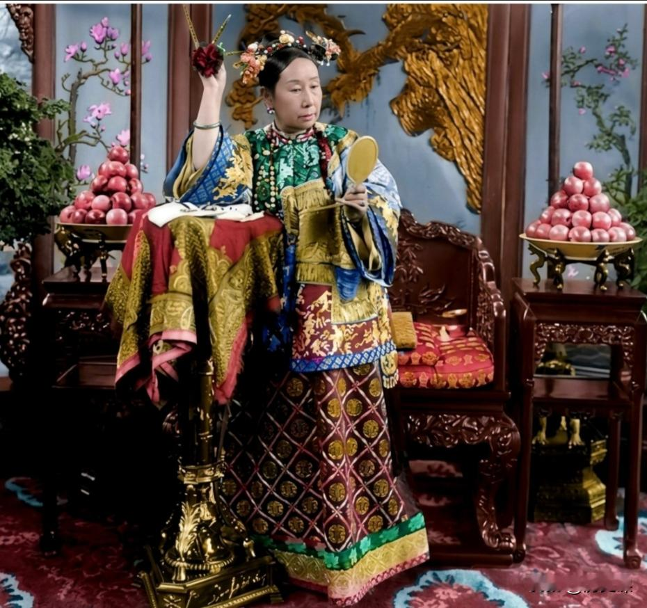 快看，这才是慈禧太后的真实容貌，不是演员扮演的。照片拍摄时间是1903年，当时的慈禧太后已经68岁了