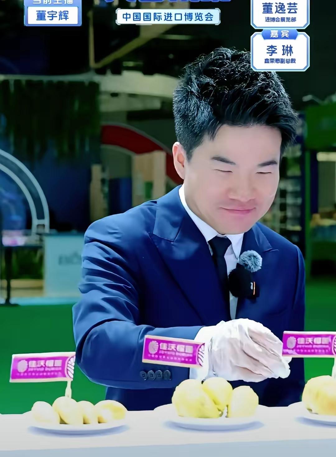 谁懂啊！董宇辉进博会逛展直接把工作玩出了新花样，这波“边吃边逛”的操作真的太圈粉