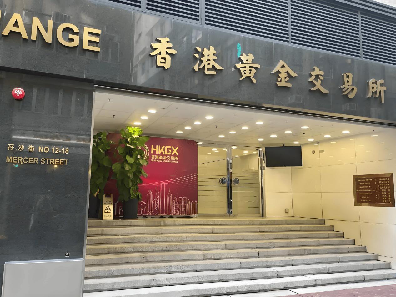 黄金大搬家！香港三年要囤2000吨，俄罗斯的黄金正一船一船往这运。现在有一件大