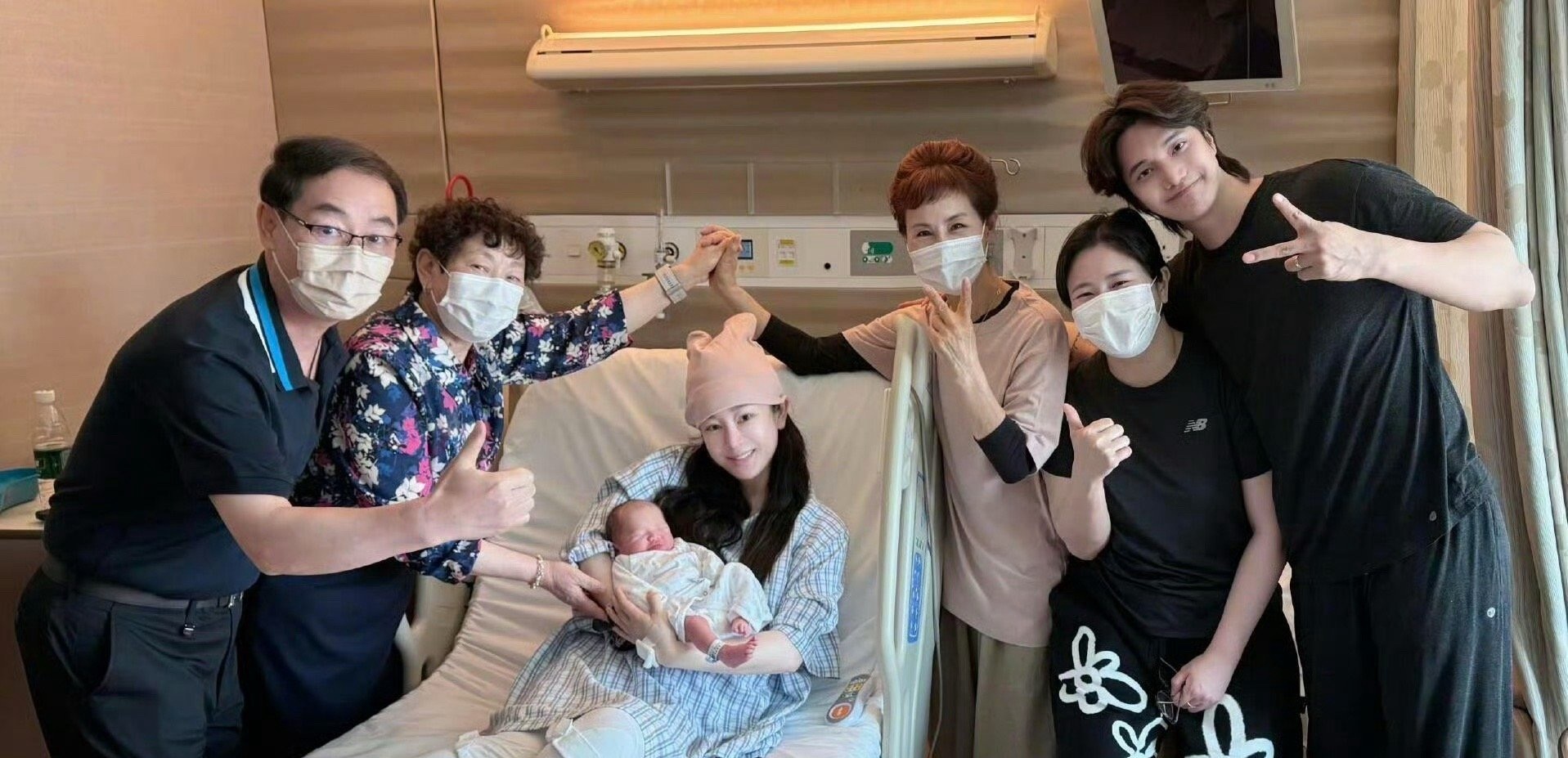 剖腹产第二天就能抱孩子了？​​​