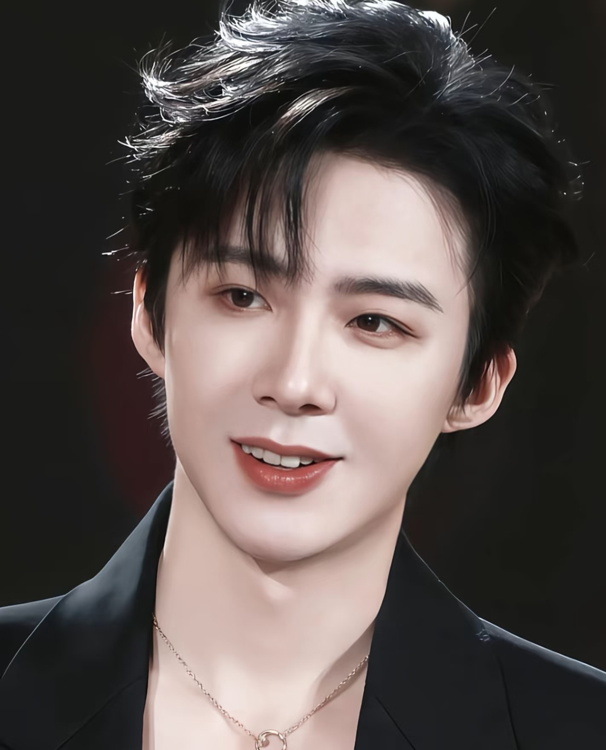 2025微博上认识了刘宇宁，太帅了，唱歌还这么好听，人还这么好。全能高手哇。壁纸