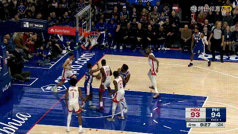 天呐，“饼皇”卡佩拉回来了！！！在今天火箭客场挑战76人的比赛中，当时比赛进行到