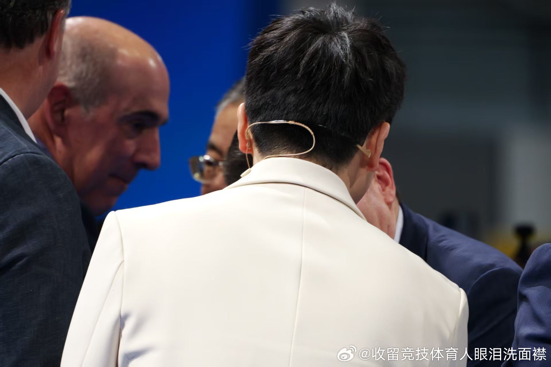 就这样被全世界的人全世界的爱包围——樊振东生来就是要被众星捧月的存在。​​​