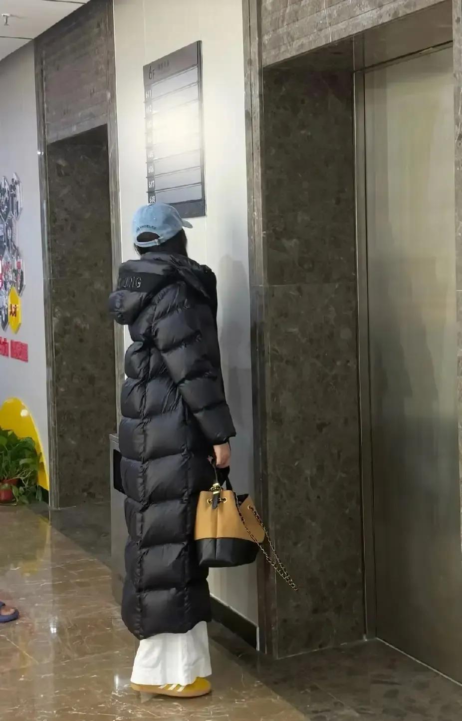 我昨天在商场门口看见一个女生裹着黑金长羽绒服，灯光一打像自带滤镜，我直接看呆。