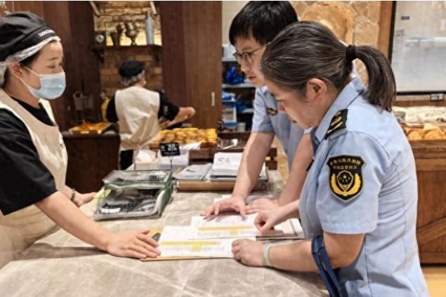 万万没想到！9月13日，上海一网红面包店因当天暴雨销量下降，当天未销售出去的面包