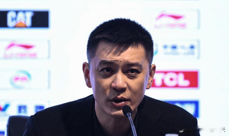 杨鸣不愧是成名得道名帅，输深圳后的发布会上，并没有批评球员，而是表扬全队，特别是