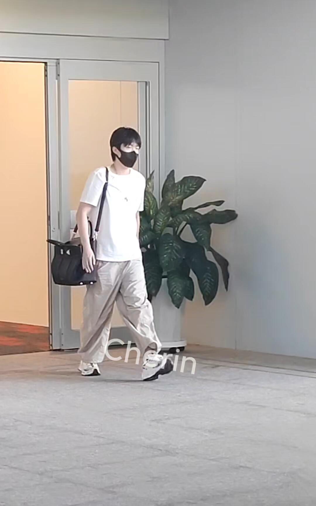 王楚钦来了，乌鲁木齐转机，去新疆乒超，大男子汉，清清爽爽的衣服，整个人阳光明媚，