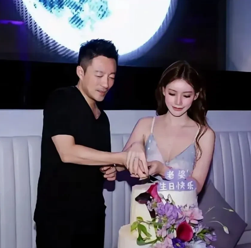 你们发现了吗？马筱梅真是太“心机”了，她过生日穿了一件吊带连衣裙，原来汪小菲送她