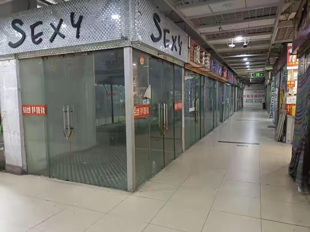 街头“清仓甩卖”“店面转让”的招牌扎堆，商场内商家为抢客源陷入降价死循环——这不