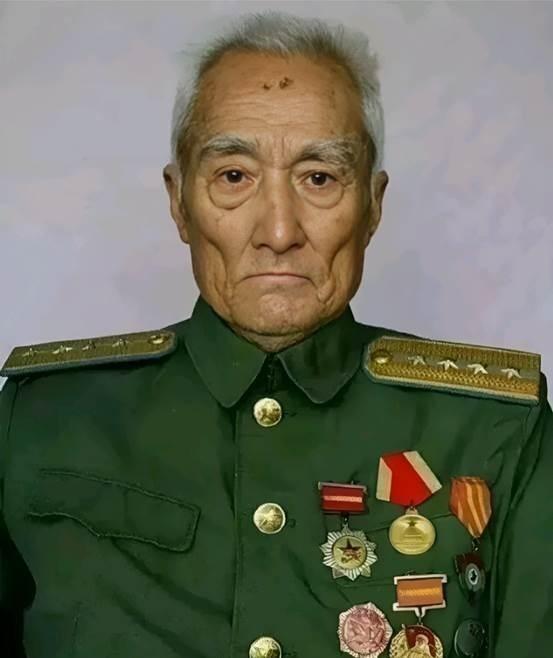 1938年几十个日军脱下衣服在河中洗澡时，被路过的一名八路军战士看到，他当即开心