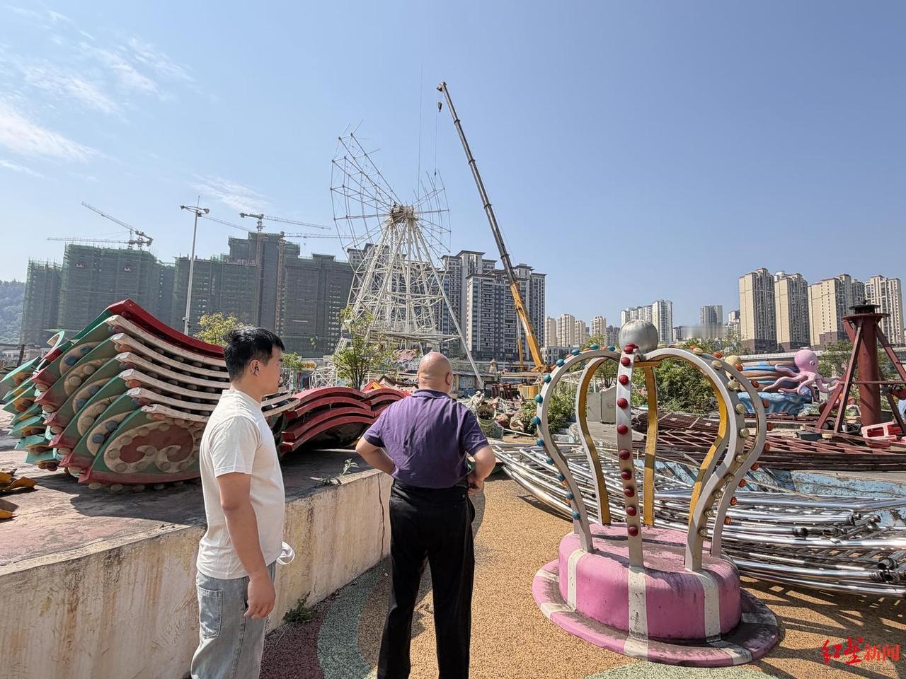 7月4日报道贵州毕节，男子倾尽4300多万积蓄建了一个游乐园，签下二十年合法租约