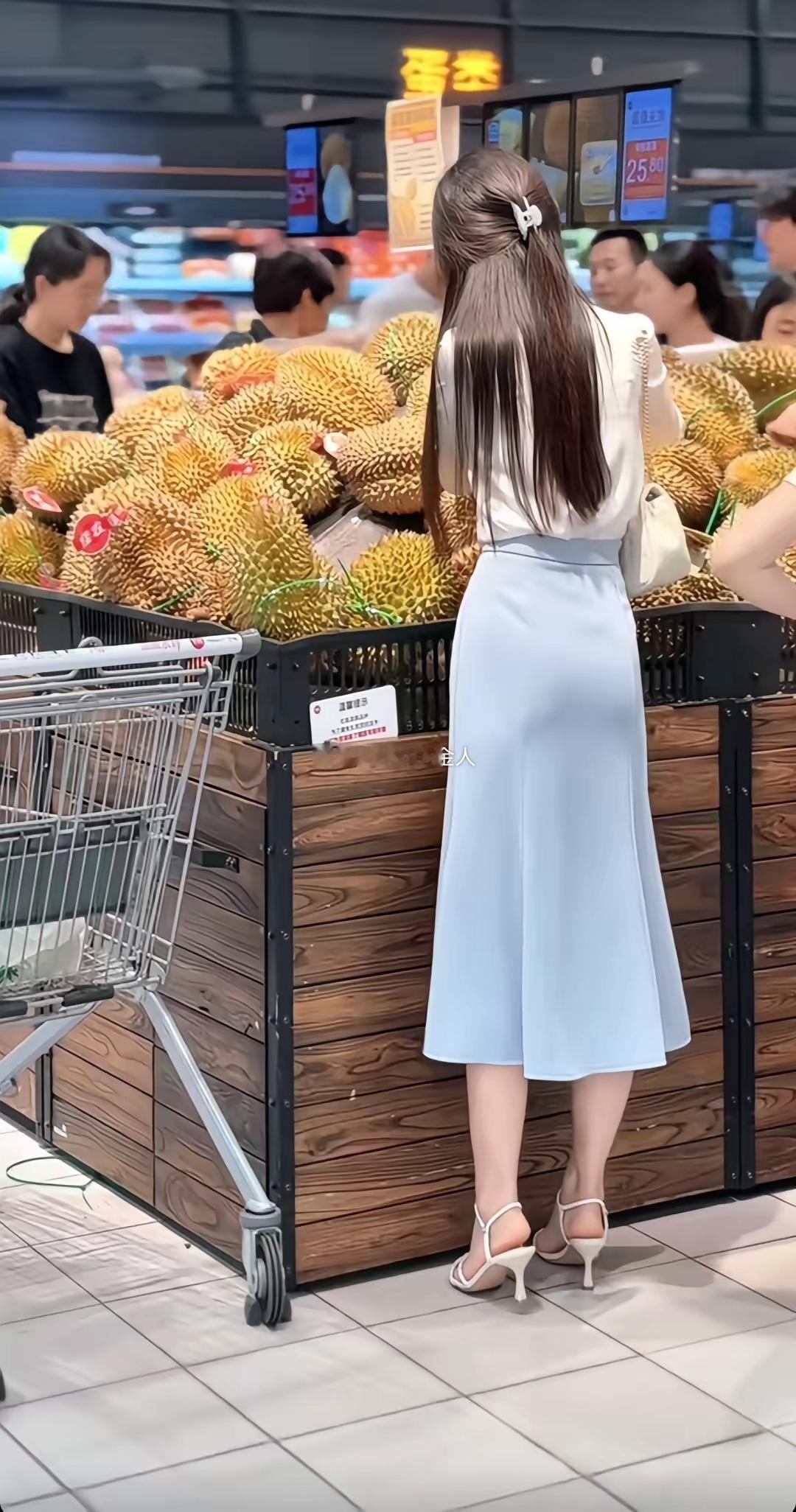 这个背影已经击败了99%的女人，长什么样已经不重要了。千万别转身，你的形象我自有