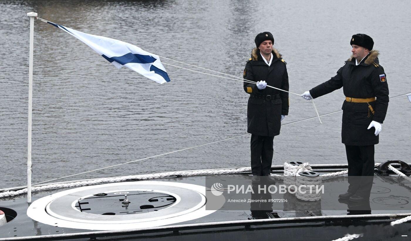 B-587“大卢基”号677M型（拉达M级）潜艇昨天在圣彼得堡海军部造船厂举行升