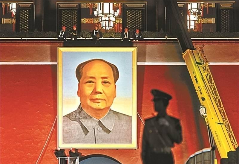 1950年初，北京城头出了一桩难题，天安门该挂什么样的毛主席像？一帮搞城建的干部