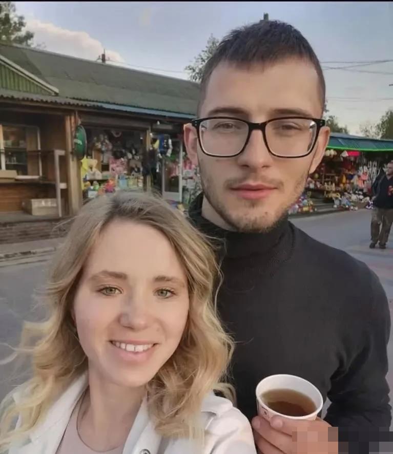 两张照片拼在一起，同一个乌克兰年轻人，却像是两个完全不同的人。左边是战前的他，笑