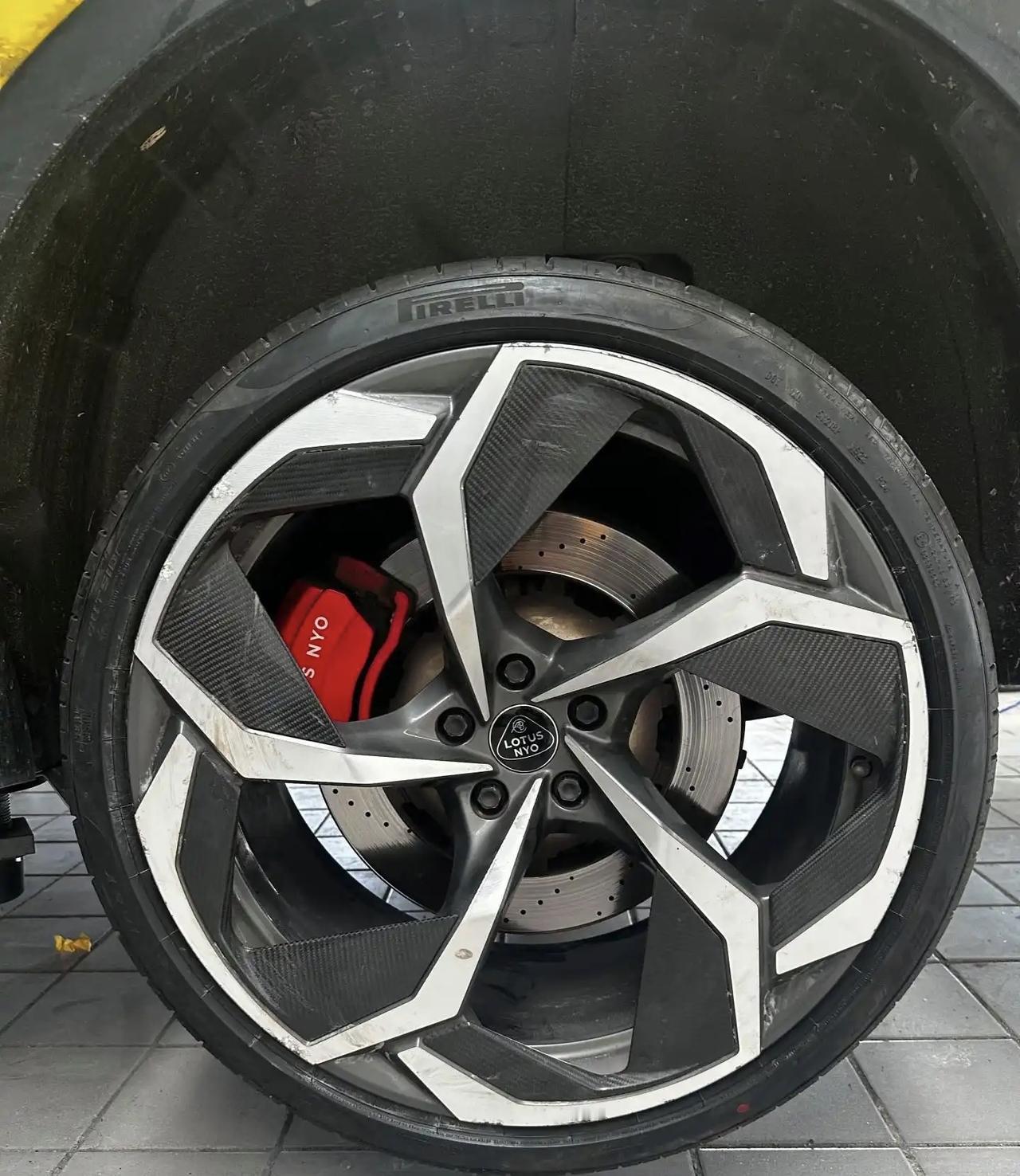 这两款轮毂，大家更喜欢哪个？我更喜欢奥迪的，莲花这个轮毂似曾相识，还是奥迪的更好