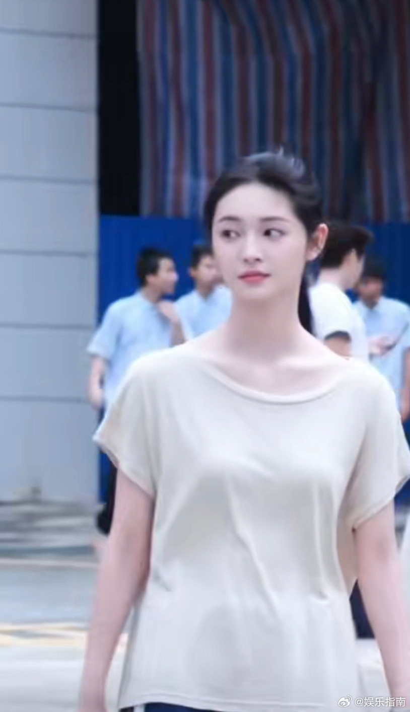 周洁琼《灼灼烈日》方灼路透，好白好美的清纯女高！