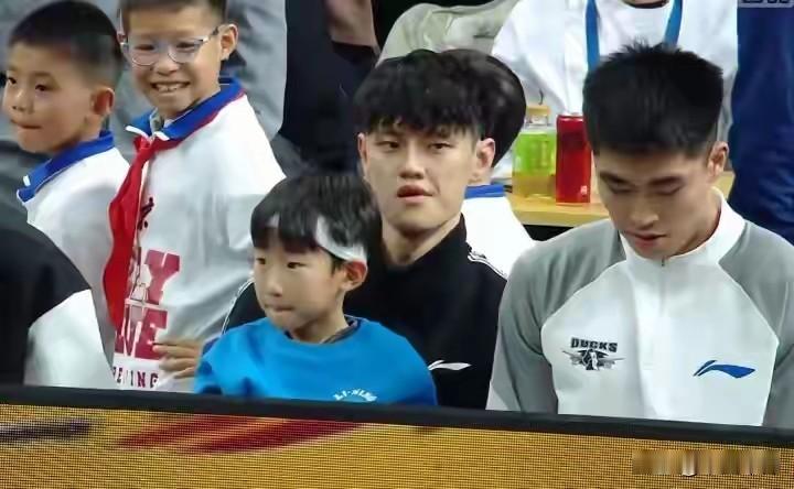 猜猜看，曾凡博怀里的孩子是何方宝贝？这是北京男篮比赛场边拍摄的图片，北京男篮球