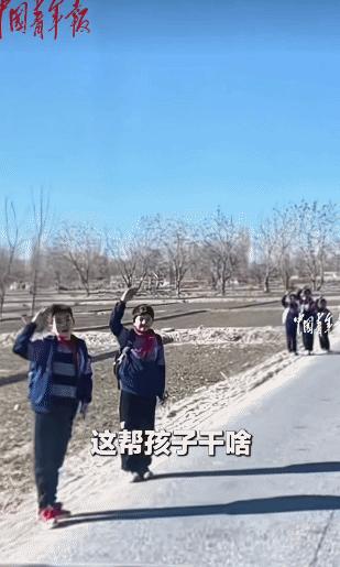 “被人民日报点赞了！”新疆一男子开车回家，遇到一群小学生，突然朝他的车敬礼，他很