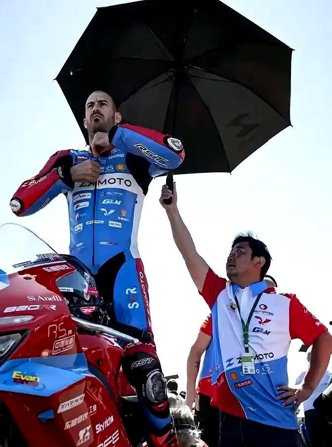 中国摩托车在世界赛场杀疯了！张雪豪掷一百万欧元，帮意大利冠军车队伊凡兄弟“赎身”