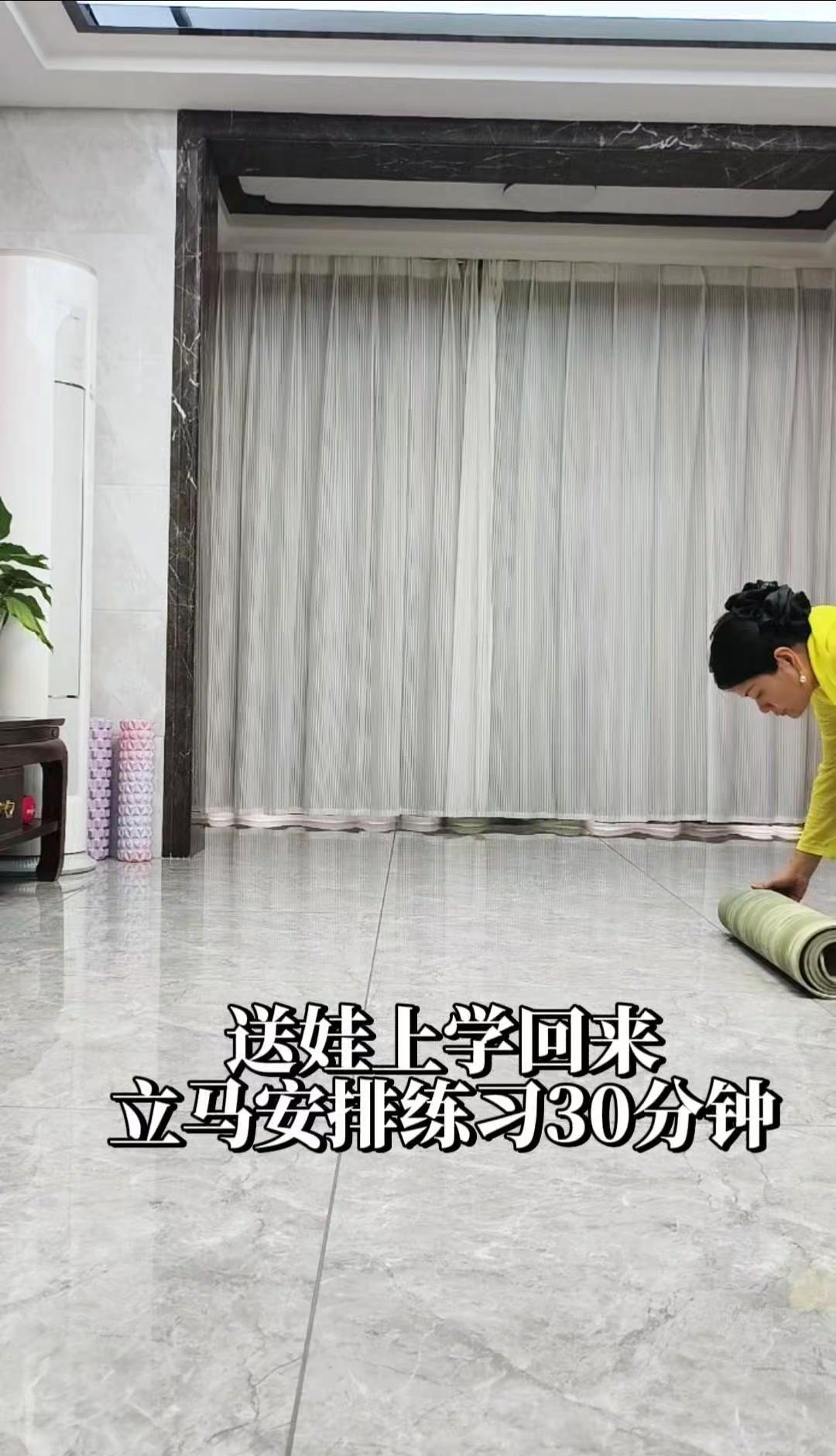 87年三胎宝妈十分钟解锁一字马。💪常年把瑜伽服穿在身上，方便随时站上瑜伽垫开始