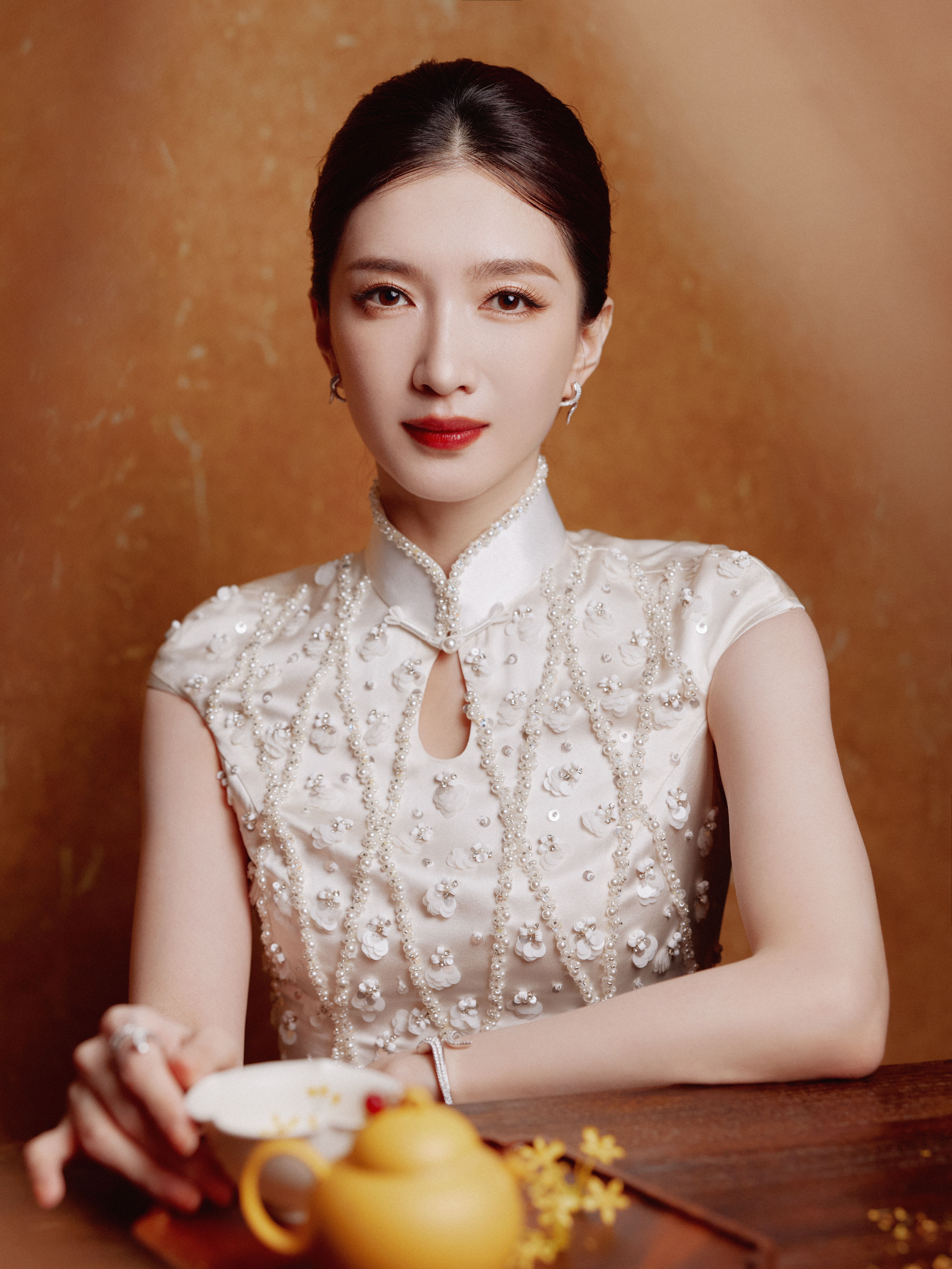 江疏影·一袭珠绣白旗袍，勾勒温婉流畅身段，东方古韵徐徐舒展，一姿一态，尽是独有的雅致风华。​