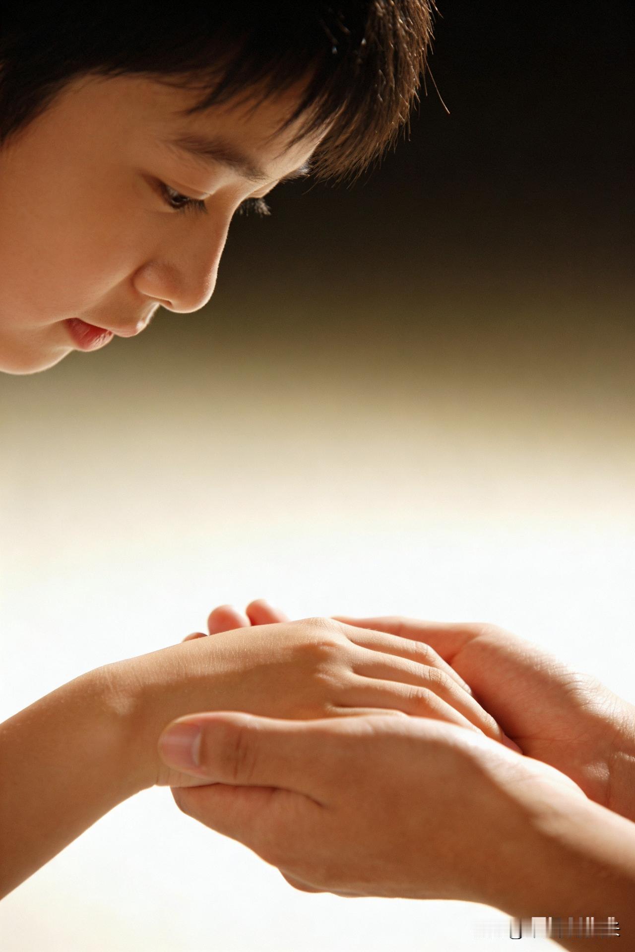 😭有没有家长跟我一样，最近快被孩子逼疯了？以前回家就叽叽喳喳说学校的事，现