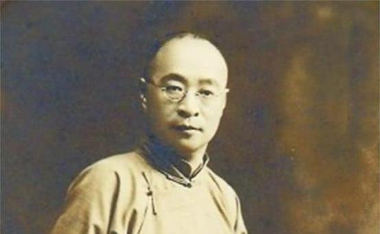 1923年，张宗昌小妾生病，请来名医施今墨。施今墨刚要写药方，却突然停下。张宗昌