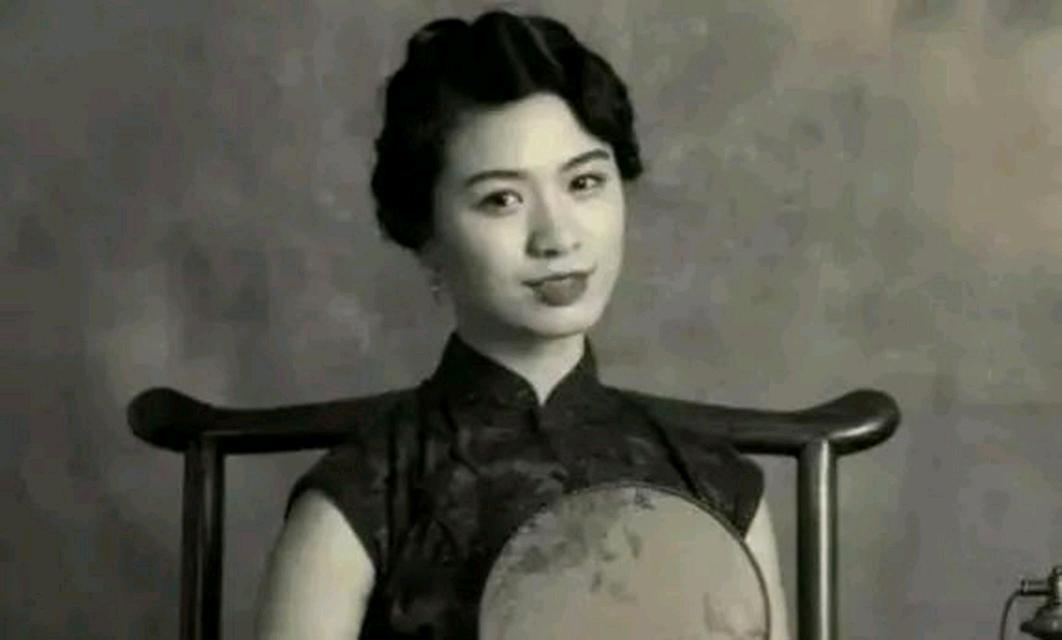 1945年，杨森最漂亮的九姨太蔡文娜正要睡觉，突然发现20军军长夏炯出现在