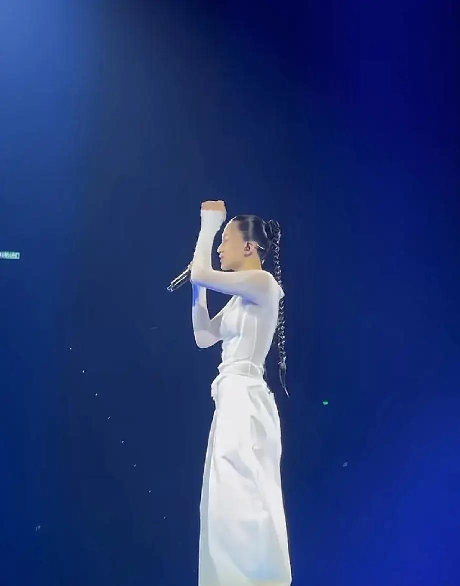 陈奕迅女儿澳门首秀！20岁陈康缇开唱神似妈妈徐濠萦，网友：这才是星二代该有的样子