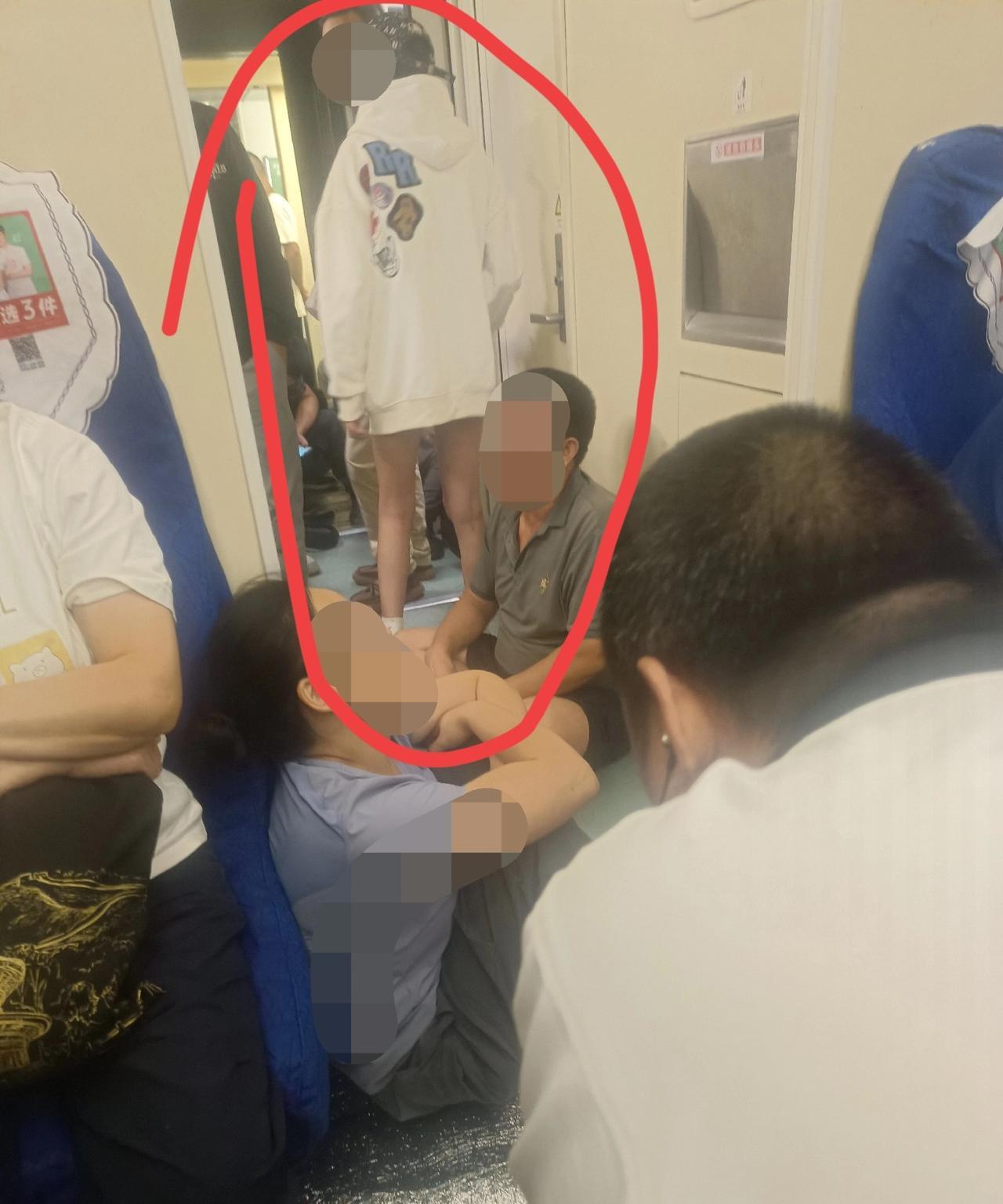 现在的年轻人真好，怎么舒服怎么来，不在乎别人怎么说，真是走自己的路，让别人去说吧