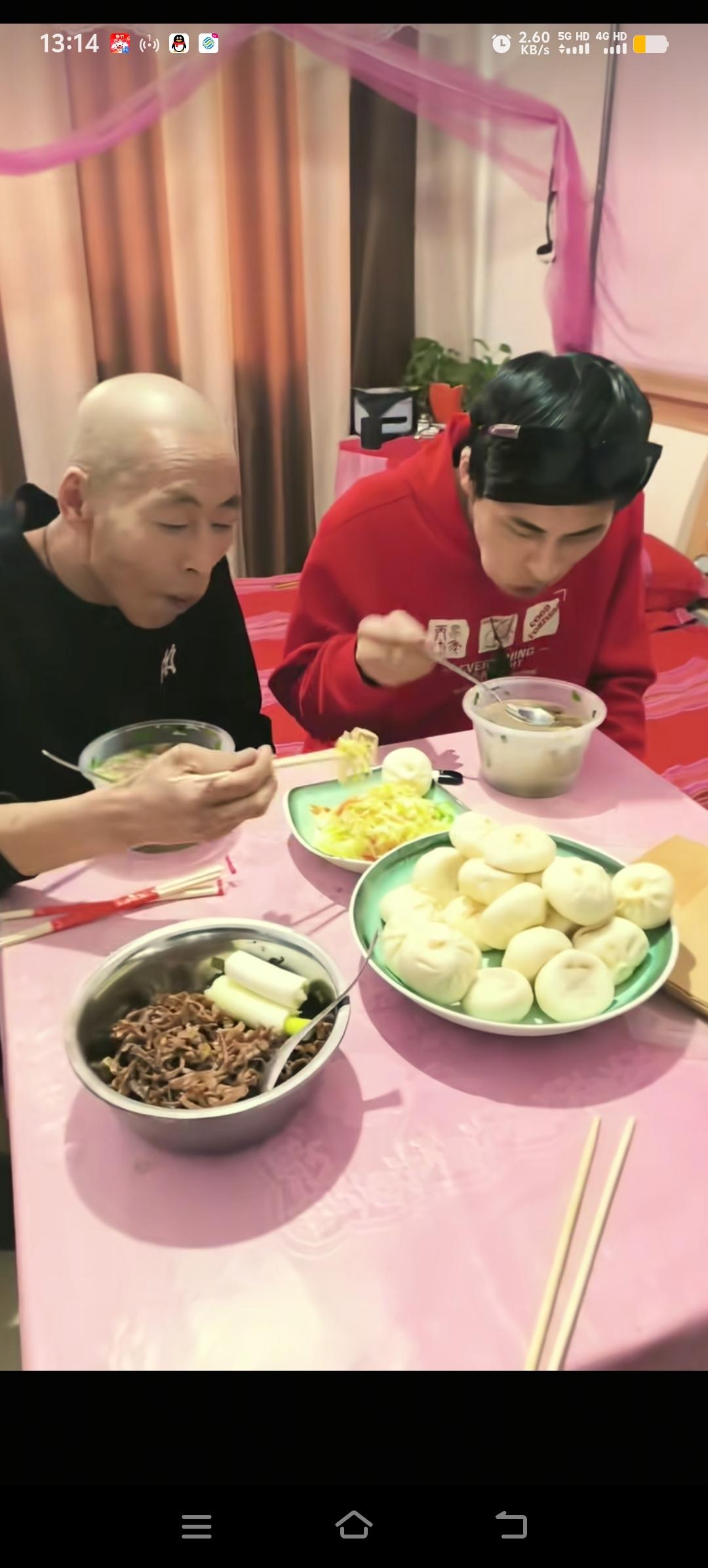 张云鹏在国内学了好几句汉语了，爸爸给他递过去包子，云鹏直夸中国的包子好吃，继母在