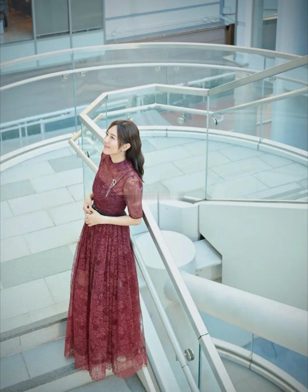 唐诗咏身着酒红长裙亮相，裙身垂坠尽显优雅线条，低调色泽中透着温婉气质，典雅韵味扑