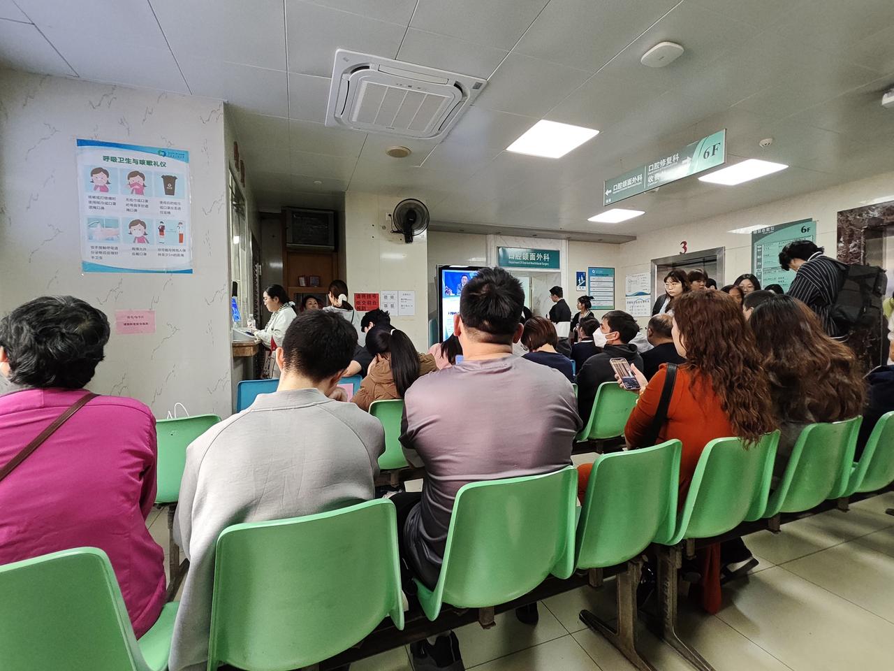 冬日生活打卡季工作日，医院里人满为患，原来牙齿也会有这么多问题，这么多人在看牙。