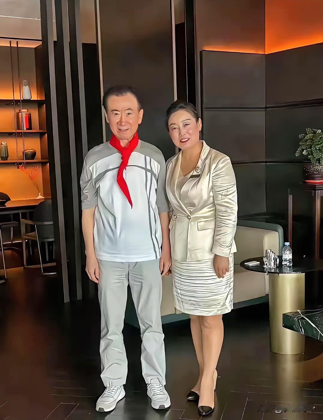你可以质疑王健林的事业也可以嘲讽王健林但是有一点，没人有这个资格指点他的人品