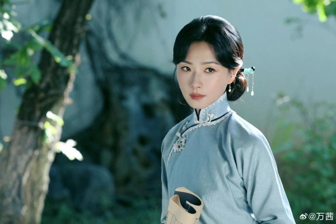 主持人问万茜:“你在意自己不红这件事吗？”这话一出，场面瞬间有些尴尬。万茜看