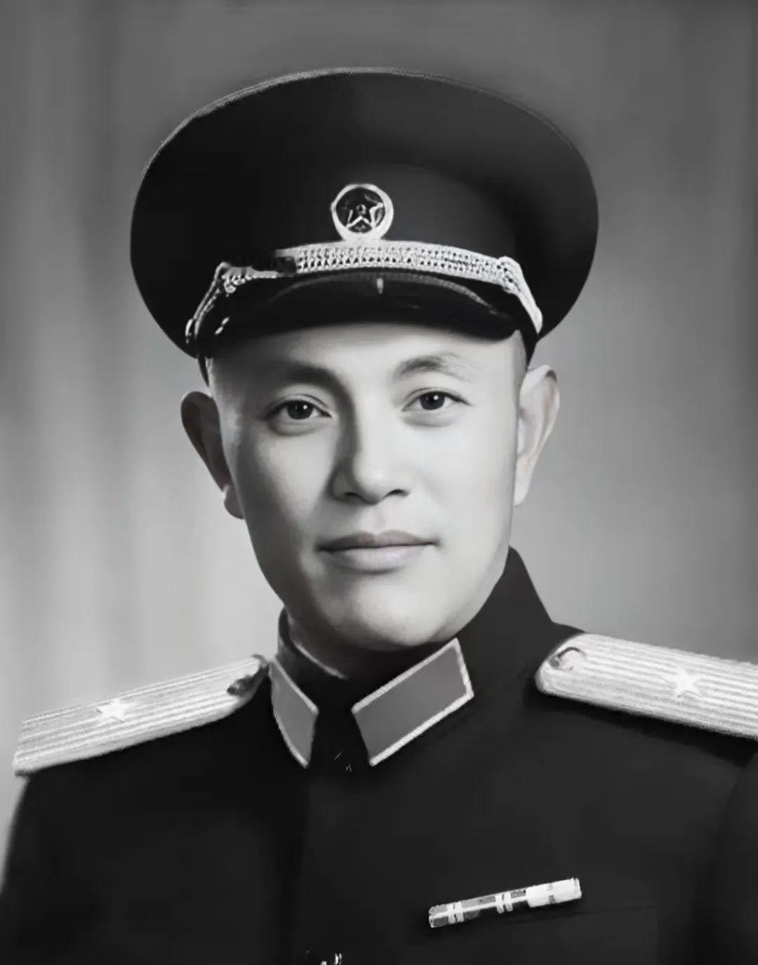 1975年初夏，开国少将张力雄被闲置北京两年，招待所楼上突然传来一声吼：“姓张的