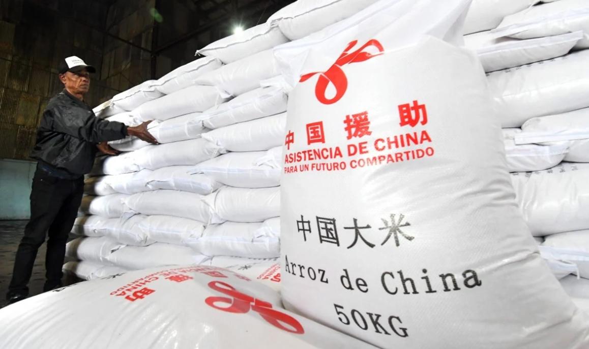 中国一万五千吨大米，前脚刚卸在古巴哈瓦那港，后脚古巴总统迪亚斯-卡内尔就站到了镜