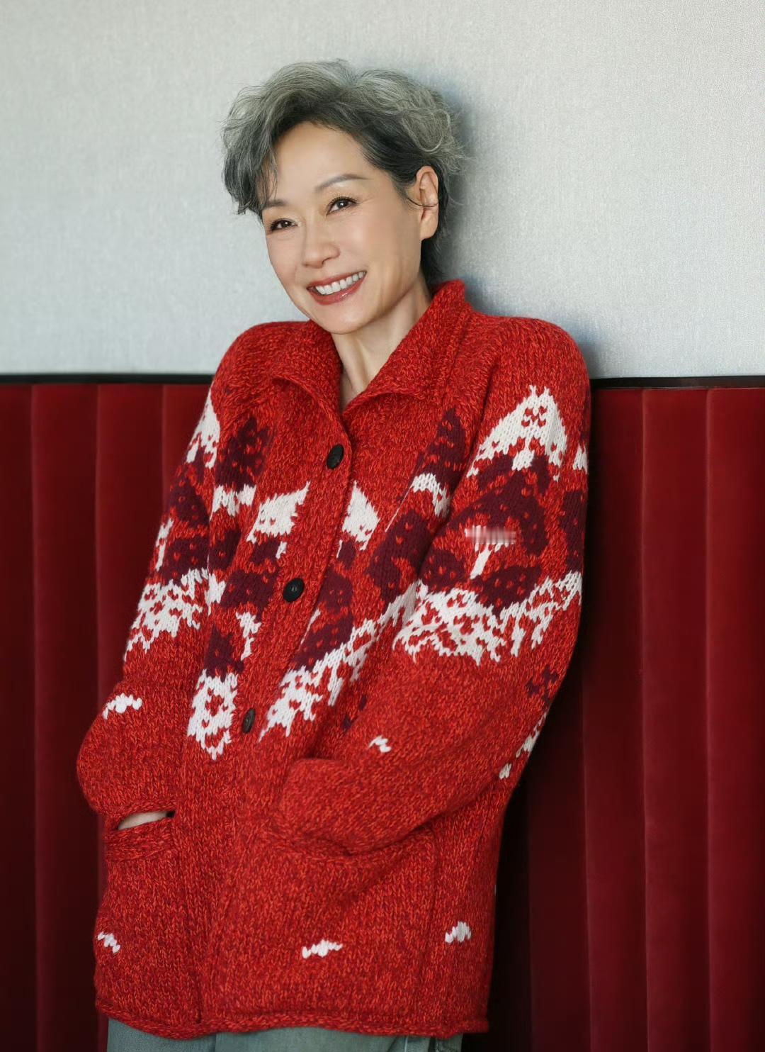 今年过年，想穿红配绿不显土？Vogue最新银发专题说，你只要避开这个最大坑就行