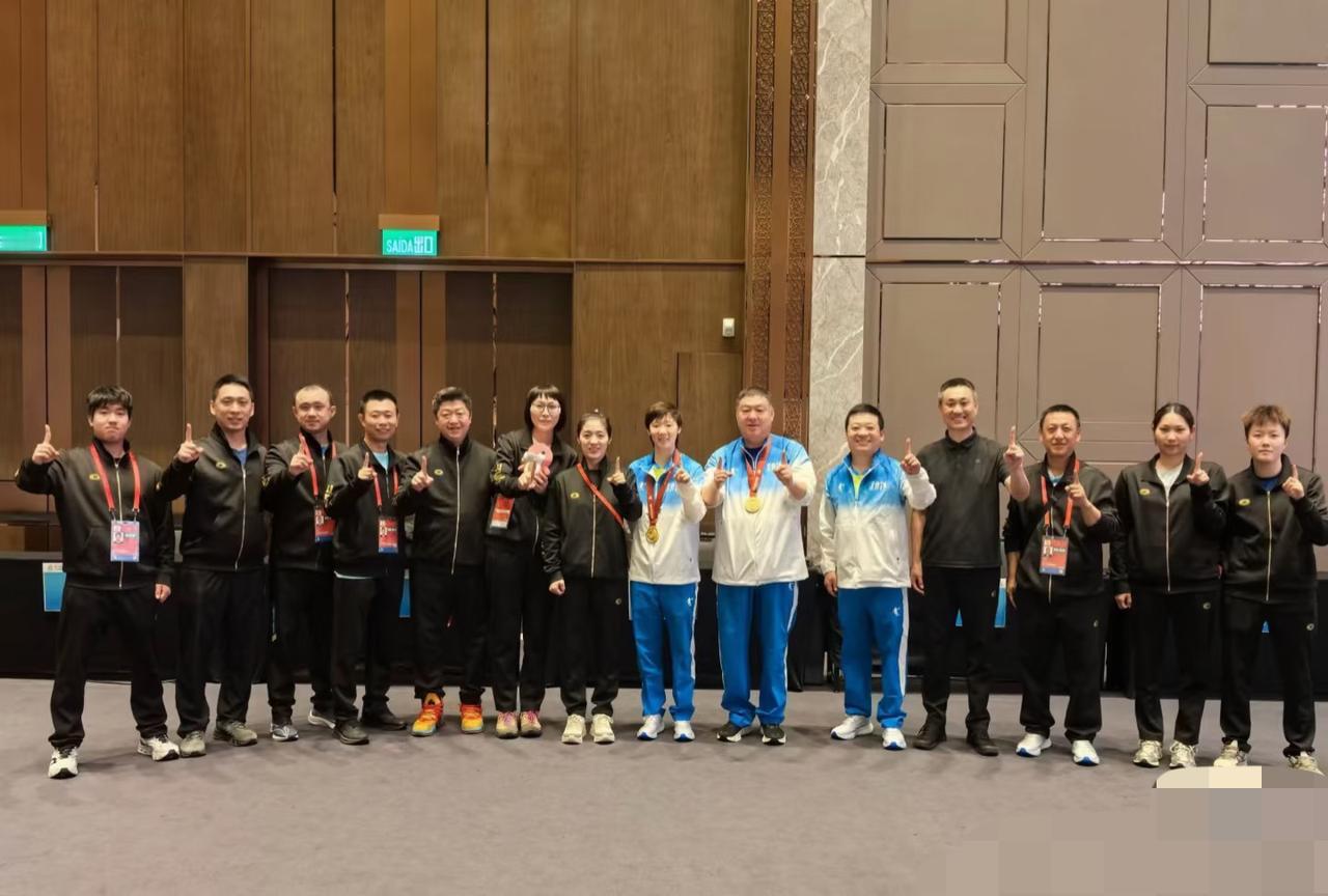 王曼昱夺冠后和黑龙江队团体大合影啦黑龙江队和女单冠军🏆王曼昱合影啦！非常