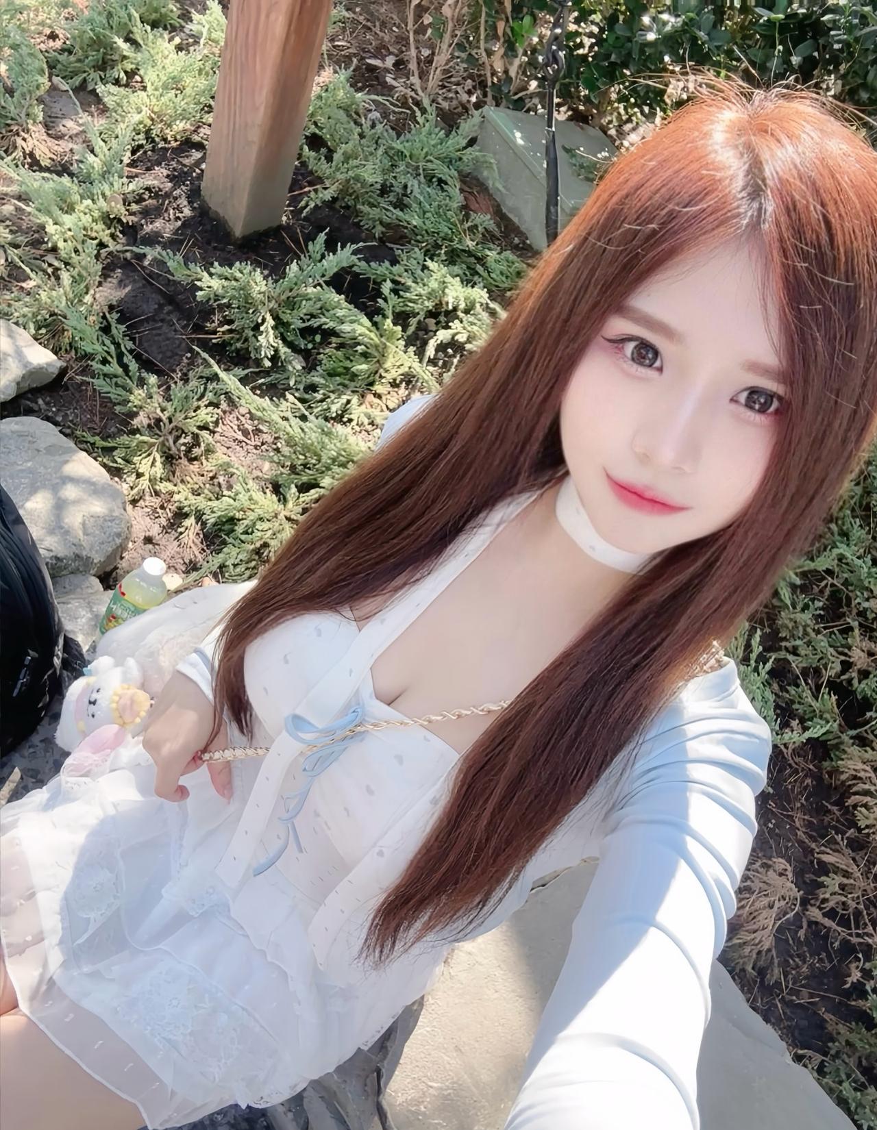 阳光下的甜美少女，白色连衣裙与自然背景相得益彰。🌞💗女人如何穿出含蓄的性感?