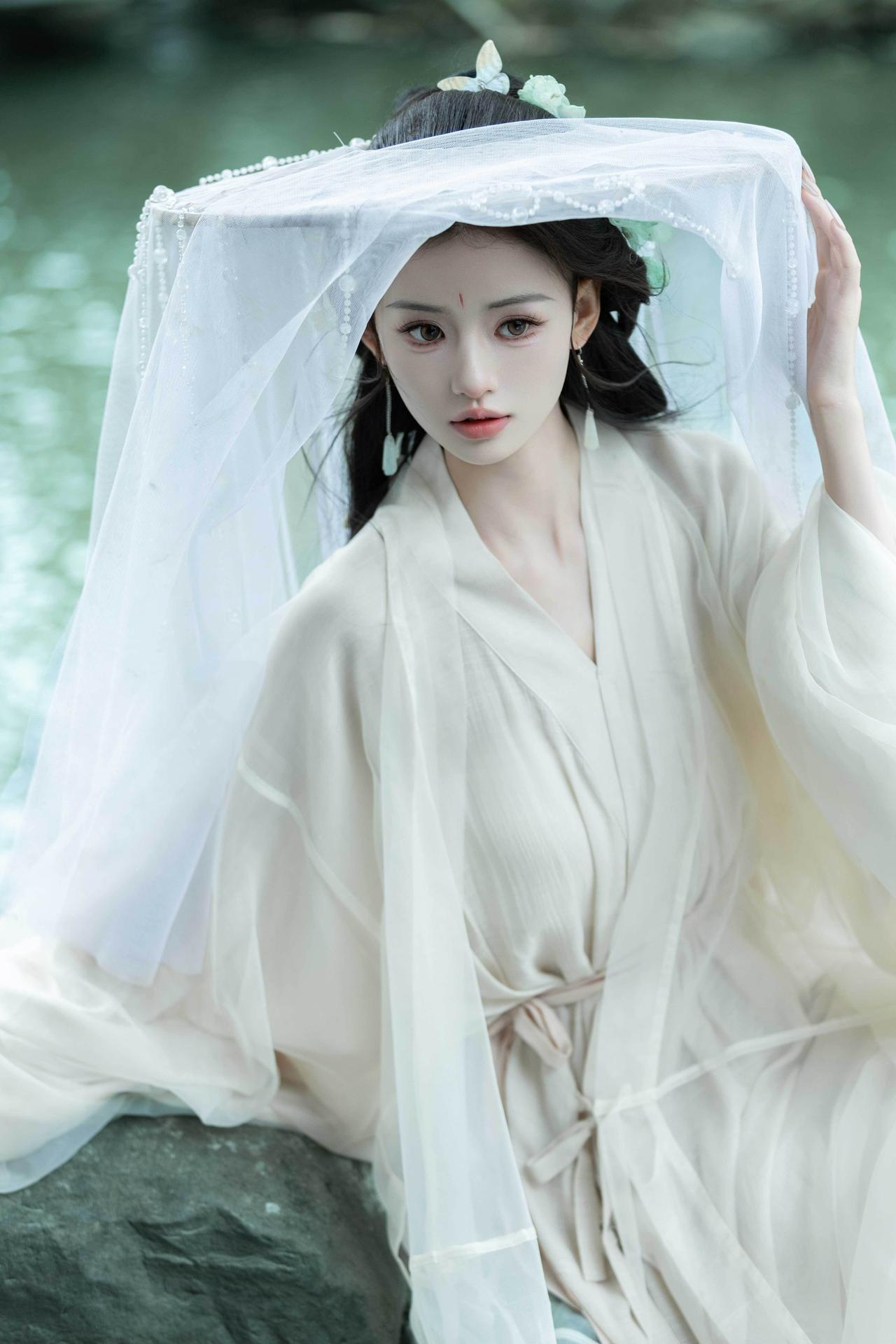 古风人像创作时候，背面拍风韵、侧面拍回眸、正面拍特写，能拿到一条完整的故事线。