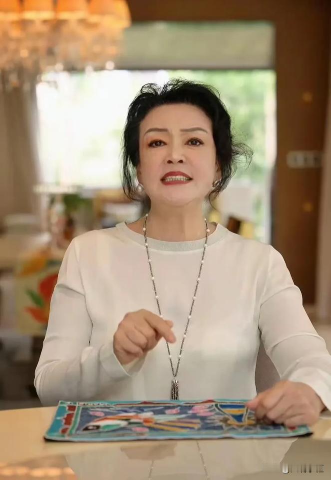 张兰这番操作太下头，太败路人缘了，怪不得网友说格局小。起因是母亲节后，有网友再