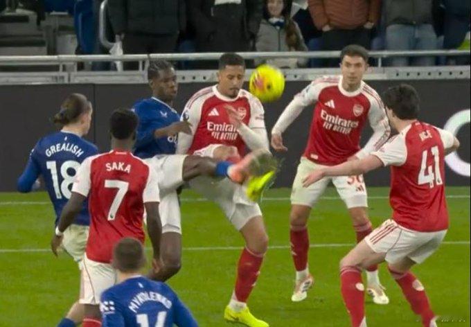 埃弗顿0比1阿森纳这个赛季英超裁判是不是对阿森纳稍微好一点儿了？这要是放到前三