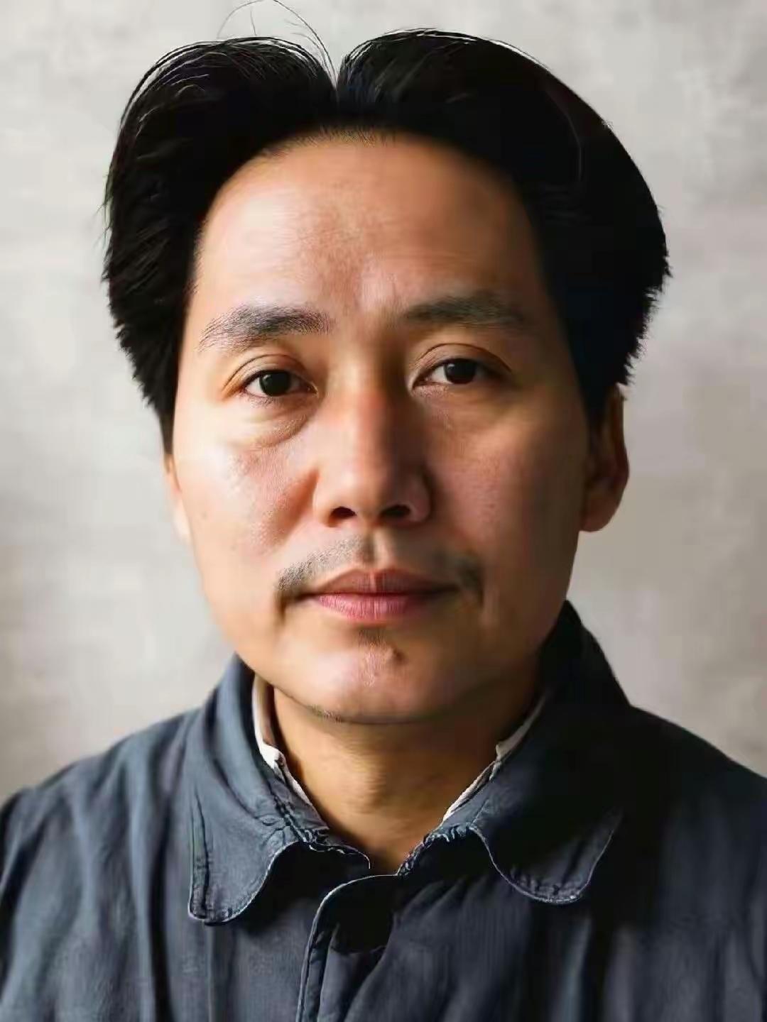 面由心生！青年毛主席的挺拔身影，就是中国人的精神脊梁翻开老照片，那个身材颀