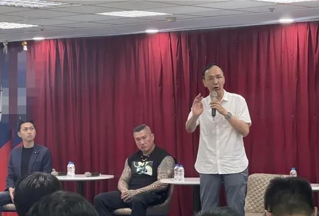馆长陈之汉今天第一次到中国国民党中央党部参加座谈会，在听了朱立伦对民进党的一番血