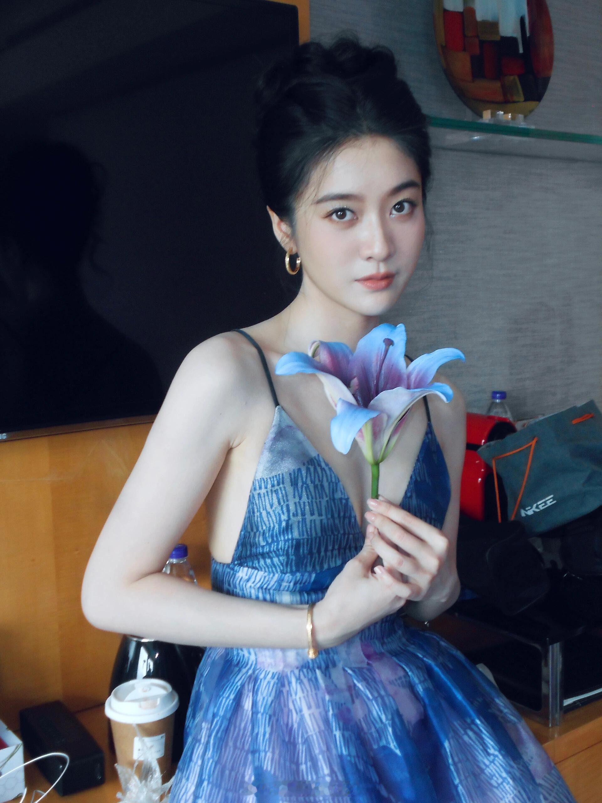 张雪迎被说像灰姑娘仙女张雪迎的日常生活照🥺