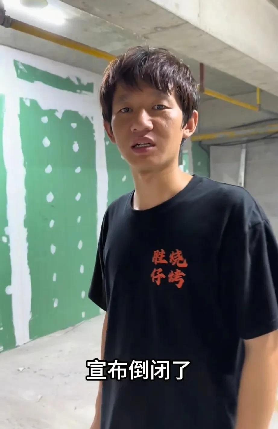 洪湖胜仔大排档今天还是倒闭了，不到一个月直接亏了二十多万。农村小伙胜仔拿出家里